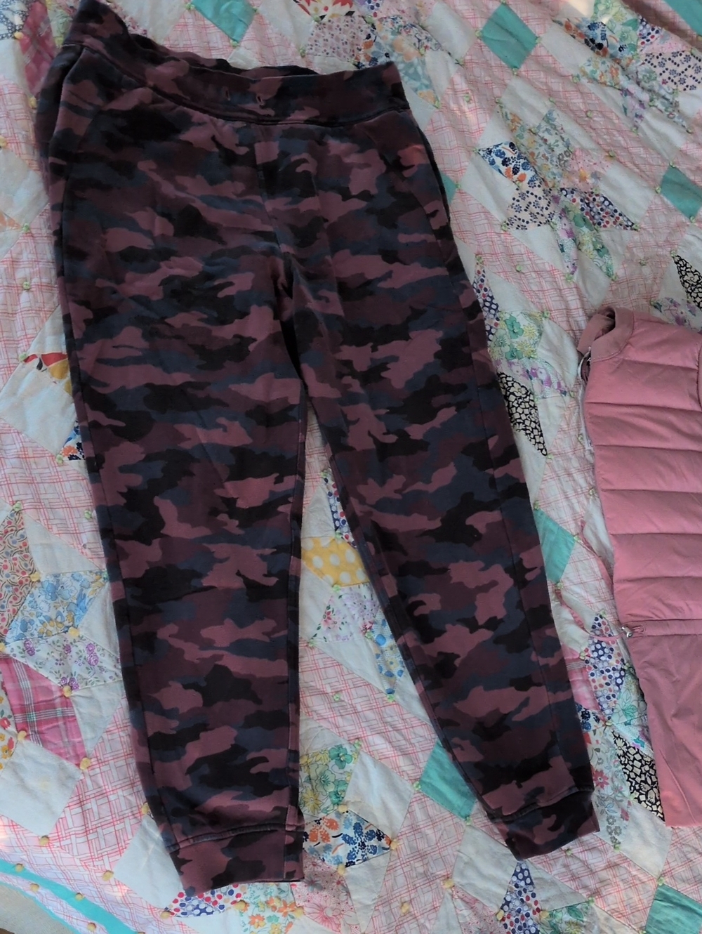 Lululemon 12 Scuba Joggers Tapered Ankle Pink Camo Mauve Sweat Pants